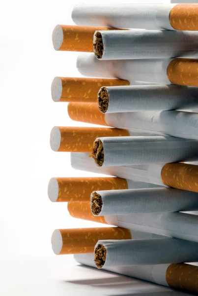 Cigarety na bílém pozadí — Stock fotografie
