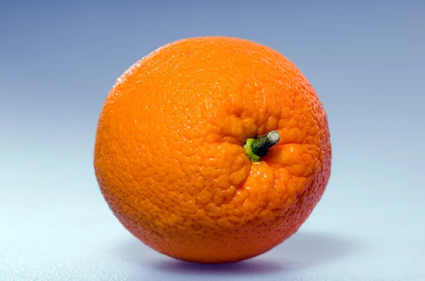Šťavnatý pomeranč je na šedém pozadí — Stock fotografie