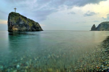 Deniz, gökyüzü ve kayalar