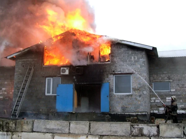Bina yanıyor — Stok fotoğraf