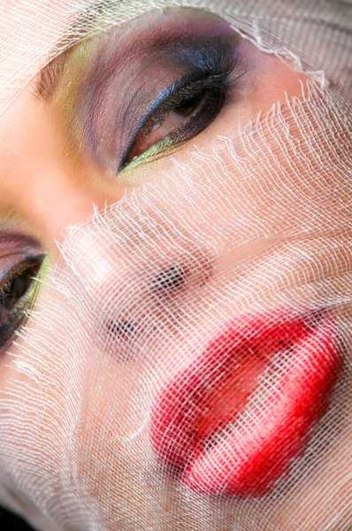 Il viso della donna con bellissimi occhi verdi coperti da un velo — Foto Stock
