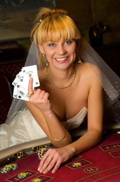 Gelukkige bruid in een casino — Stockfoto