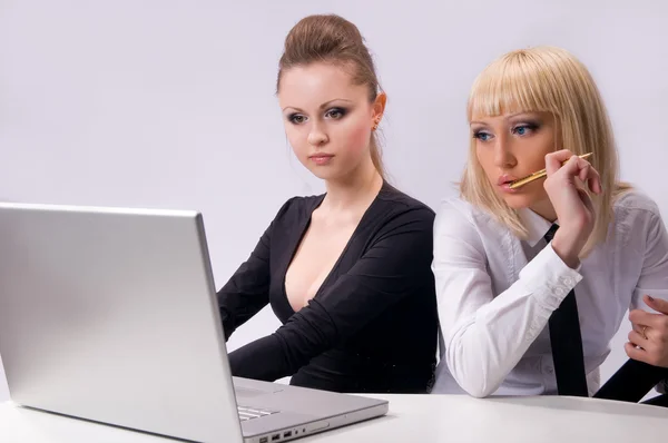 2 mujeres están trabajando con el ordenador portátil —  Fotos de Stock