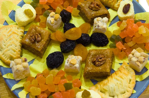 Gericht aus Bonbons und Trockenfrüchten auf einem Teller — Stockfoto