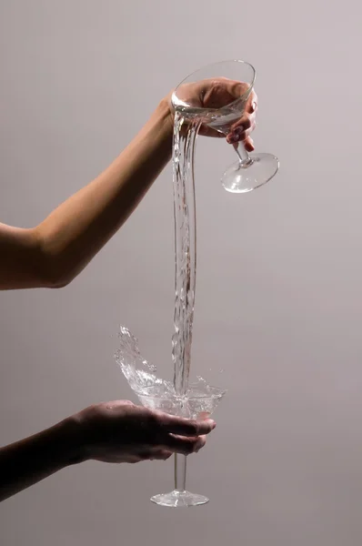 A női kéz pár pohár — Stock Fotó