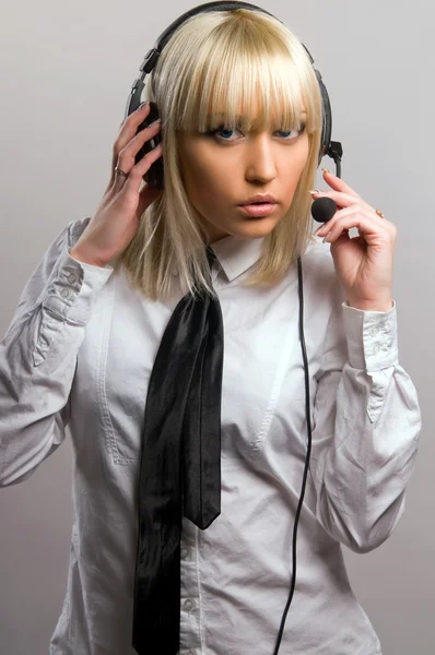Vacker blondin lyssnar på musik — Stockfoto
