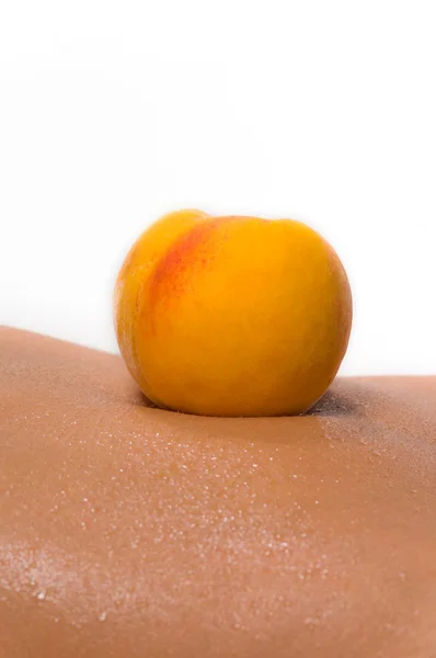 Peach ligger på den kvinnliga kroppen — Stockfoto