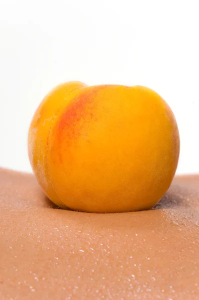 Peach ligger på den kvinnliga kroppen — Stockfoto