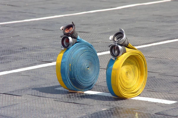 Dos mangueras retorcidas en la rueda — Foto de Stock