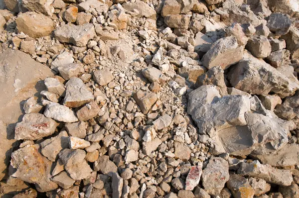 Ein paar Steine liegen am Hang — Stockfoto
