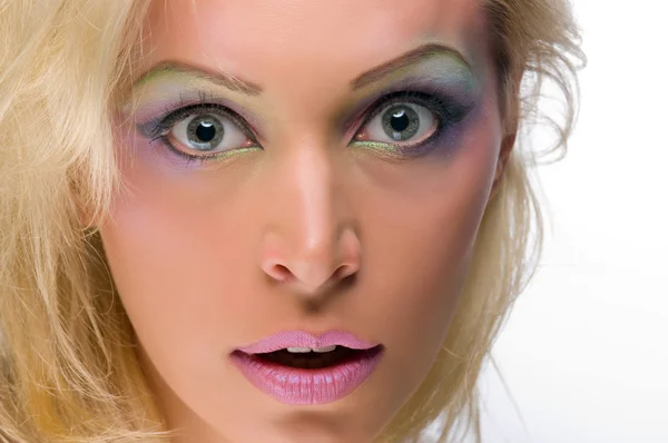 Mooie blonde met een vlekkeloze make-up — Stockfoto