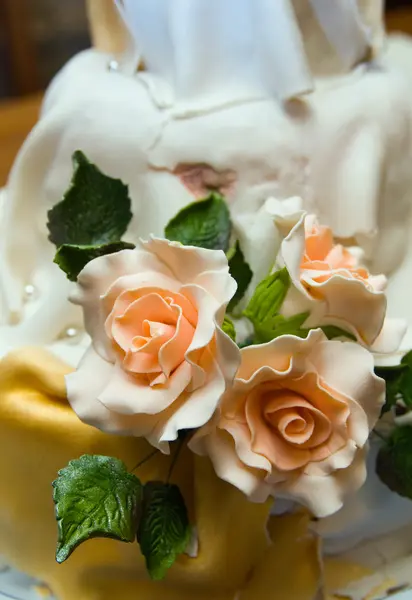 ケーキの上のバラ — ストック写真