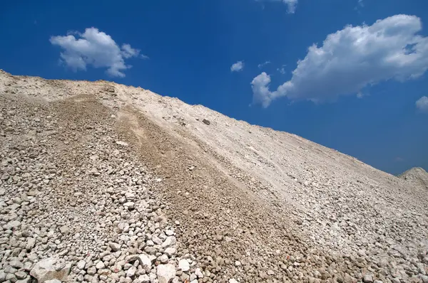 Alcune pietre distese sulla collina — Foto Stock