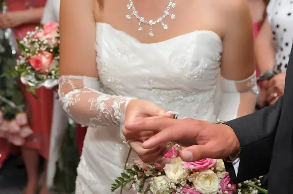 Hands of newlyweds — Stock Photo, Image