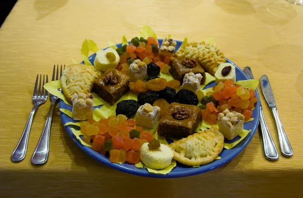 Plato de caramelos y frutas secas — Foto de Stock