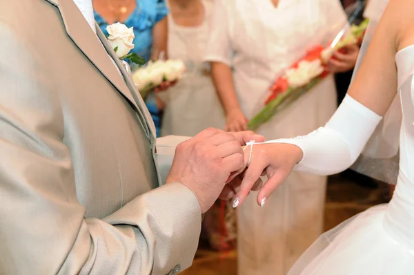 Hands of the newlyweds — Stock Photo, Image