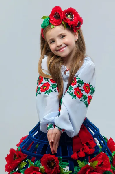 Молодая красивая девушка в украинском национальном костюме — стоковое фото