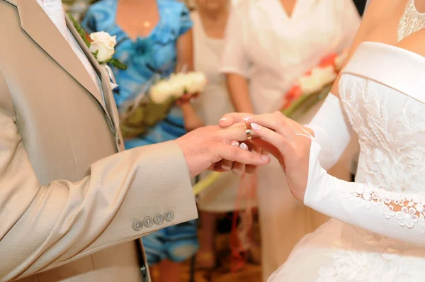 Ręce nowożeńców — Zdjęcie stockowe