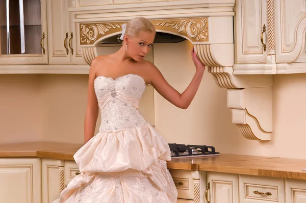 Nevěsta v kuchyni — Stock fotografie
