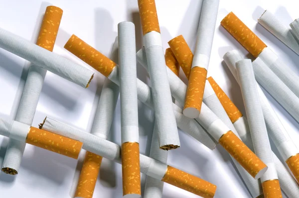 Cigaretter liggande på en vit bakgrund — Stockfoto