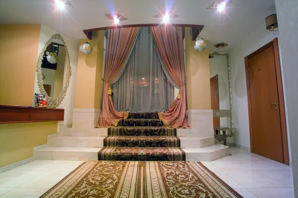 Interiér restaurace s schodiště — Stock fotografie