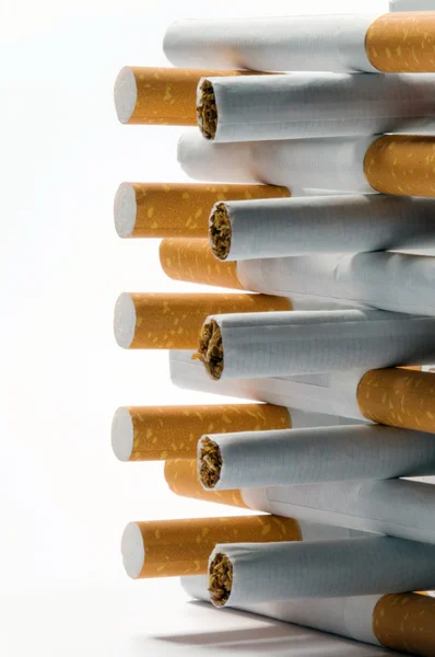 Sigaretten liggend op een witte achtergrond — Stockfoto