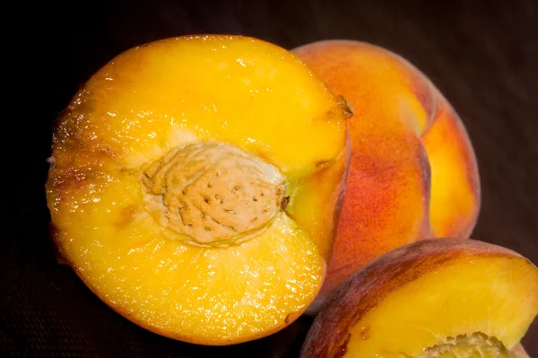 Andel av saftiga persika — Stockfoto
