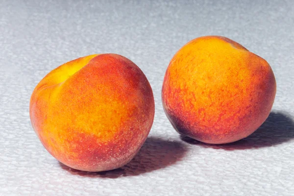Två saftiga persika — Stockfoto