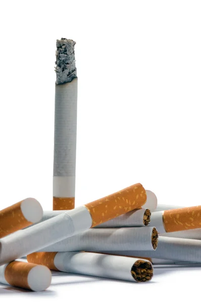 Cigaretter liggande på en vit bakgrund — Stockfoto