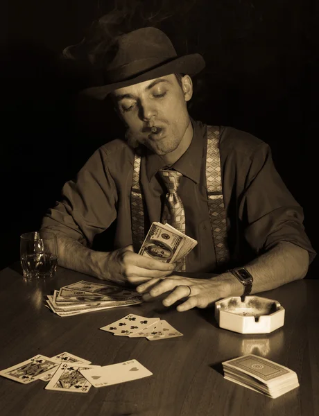 Игрок старого стиля с деньгами и сигарой — стоковое фото