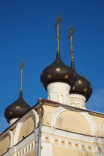 Stary kościół prawosławny z czarnymi kopułami w Wołogdzie, Rosja — Zdjęcie stockowe