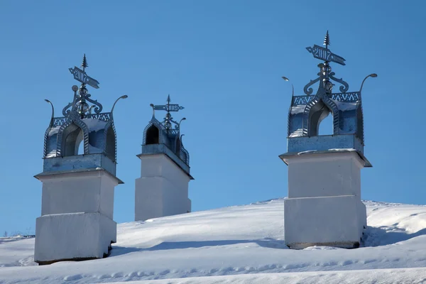 Tre skorstenar med genomarbetade latsarbeten, Vologda Kreml, Ryssland — Stockfoto
