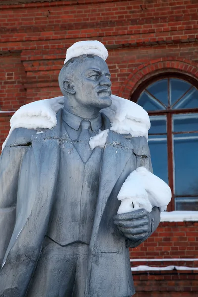 Zaniedbany pomnik Władimira Lenina zimą, Rosja — Zdjęcie stockowe