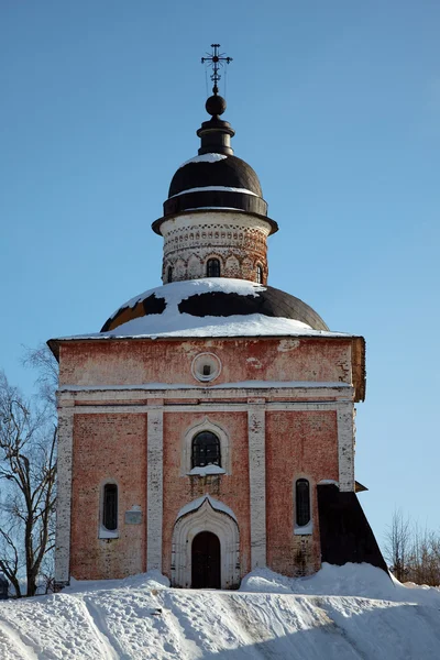Kışın eski Rus Ortodoks Kilisesi, Kirillov — Stok fotoğraf