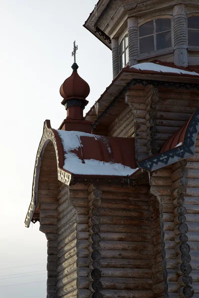 Außen mit Schnee bedeckte orthodoxe Holzkirche, Kirillov, Russland — Stockfoto