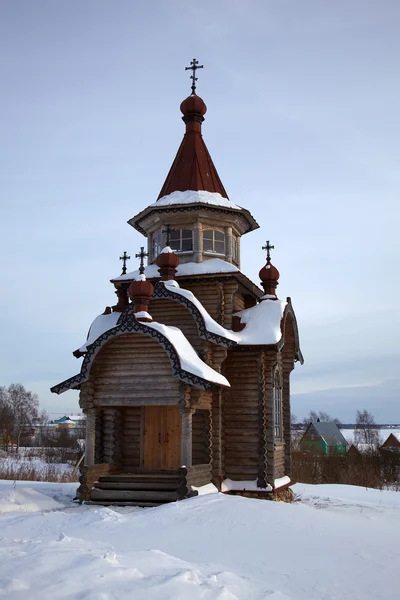 Drewniany kościół prawosławny w zimie niedaleko Kiryłowa, Rosja — Zdjęcie stockowe