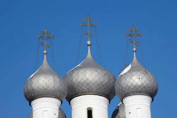 Ruské ortodoxní církevní kupole s modrou oblohou v pozadí, Vologda — Stock fotografie