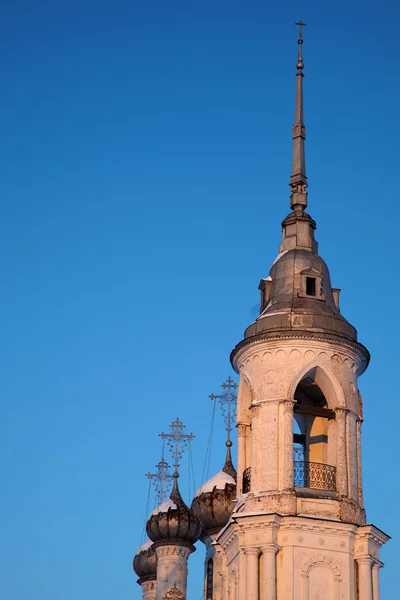 Russische kerk bij zonsondergang met blauwe hemel achtergrond, Vologda — Stockfoto