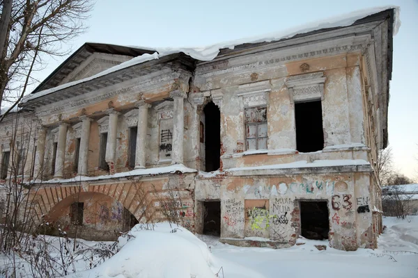 Desolated classical architecture building, ancient Vologda, Russia — стоковое фото