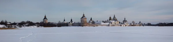 Winterpanorama van Kirillo-Belozersky orthodoxe klooster, Rusland Stockfoto