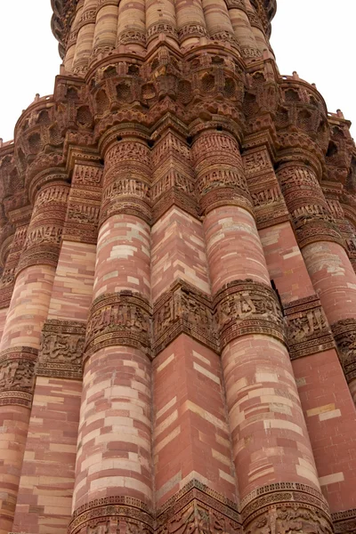 Qutb Minar minaret toren close-up, Delhi, India — Stockfoto