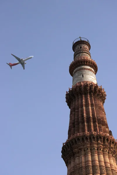 Qutb Minar minaret en een vliegtuig, Delhi, India — Stockfoto