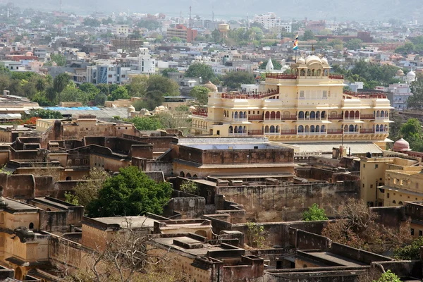 Vista al Palacio de Jaipur desde el minarete Ishwar Lat, India. Imagen de archivo