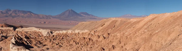 Пустеля Атакама і вулкани панорама, Чилі — стокове фото