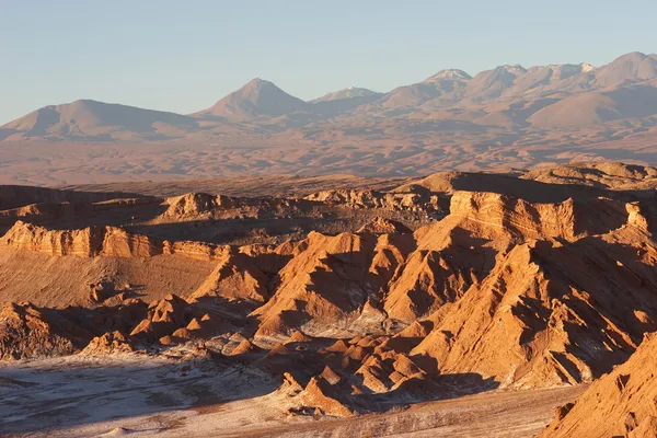 El Desierto de Atacama y el volcán se extienden por la noche, Chile. — Foto de Stock