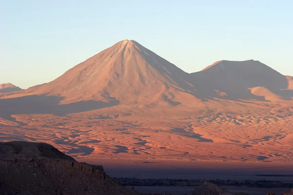 Licancabur volcano at sunset, Atacama Desert, Chile — Foto Stock