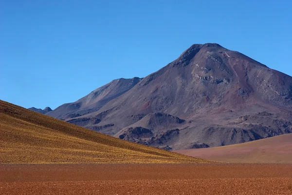 休眠火山在阿塔卡马沙漠，智利 — 图库照片