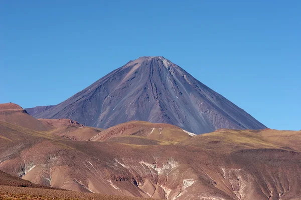 Вулкан Ліканкабур, пустеля Атакама, Чилі — стокове фото