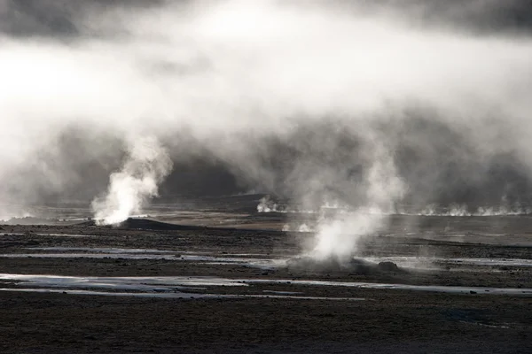 Nebbia che sale dal campo geyser, Cile — Foto Stock