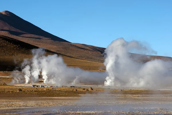 Campo geyser con vulcano sullo sfondo, Cile — Foto Stock